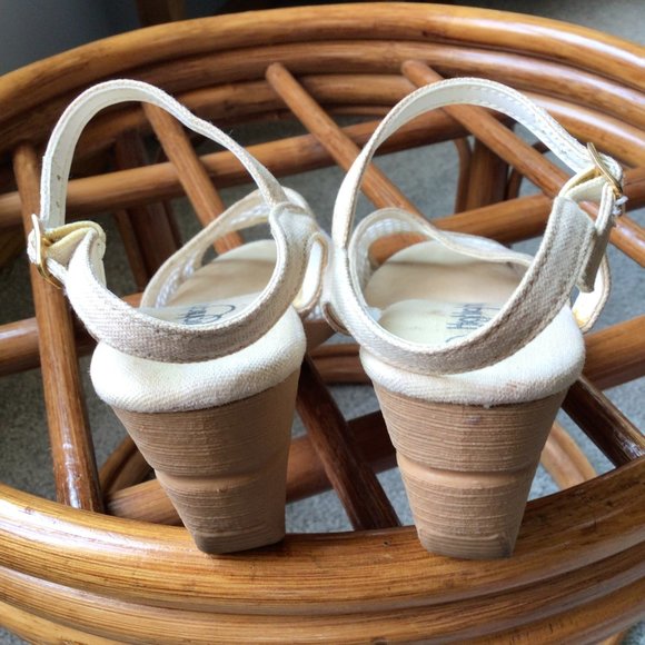 Highlights - White & Tan Wedge Sandals 6 1/2 - Picture 4 of 8